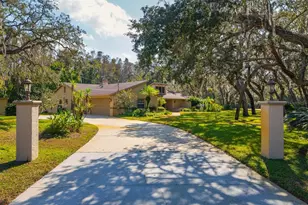 10206 Lakeview Dr, New Port Richey, FL 34654 - Photo 2