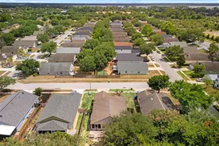 2318 Barons Ct, Tavares, FL 32778 - Photo 4
