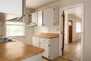 1302 28th St W, Bradenton, FL 34205 - Photo 4