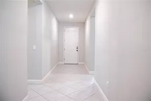 10452 Laguna Plains Dr, Riverview, FL 33578 - Photo 2