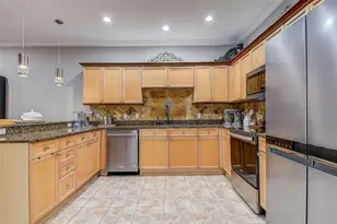 256 Valencia Cir, Saint Petersburg, FL 33716 - Photo 14