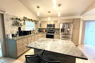 4817 Grove Point Dr, Tampa, FL 33624 - Photo 2