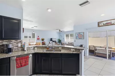 7902 Carriage Pointe Dr, Gibsonton, FL 33534 - Photo 8