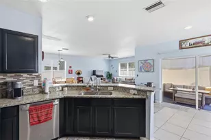 7902 Carriage Pointe Dr, Gibsonton, FL 33534 - Photo 8