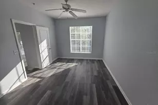 9401 Crescent Loop Cir, Tampa, FL 33619 - Photo 6