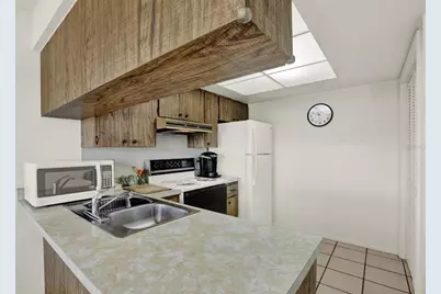 315 58th Street #D, Holmes Beach, FL 34217 - Photo 6