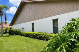 4068 Wilshire Cir E, Sarasota, FL 34238 - Photo 20