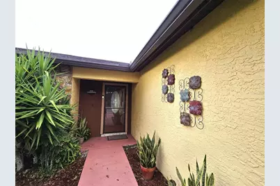 812 Sandalwood Drive, Plant City, FL 33563 - Photo 2