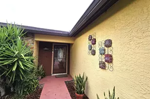 812 Sandalwood Dr, Plant City, FL 33563 - Photo 2