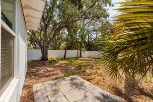 2223 W Harbor Dr S, Saint Petersburg, FL 33705 - Photo 26