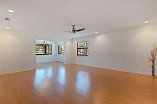 8140 Terrace Garden Dr, Saint Petersburg, FL 33709 - Photo 12