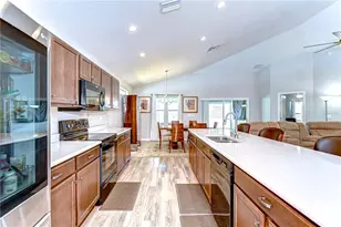 6731 Castle Green Pl, Zephyrhills, FL 33541 - Photo 14