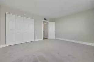 7425 Bay Island Dr S, Saint Petersburg, FL 33707 - Photo 30