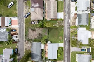 18005 1st St E, Saint Petersburg, FL 33708 - Photo 4