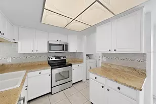 10902 Wingate Dr, Tampa, FL 33624 - Photo 14