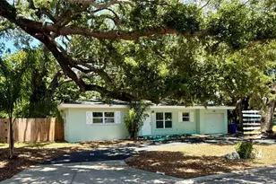 677 Oakwood Dr, Dunedin, FL 34698 - Photo 2