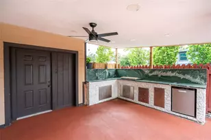 9241 N 52nd St, Tampa, FL 33617 - Photo 4