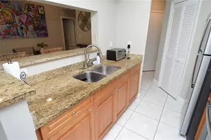 8752 Mallard Reserve Dr, Tampa, FL 33614 - Photo 8