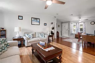 116 Mt Isle Ave NE, Saint Petersburg, FL 33702 - Photo 10