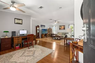 116 Mt Isle Ave NE, Saint Petersburg, FL 33702 - Photo 8