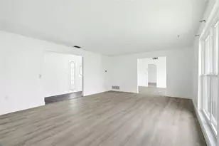 2022 Tanglewood Dr NE, Saint Petersburg, FL 33702 - Photo 14