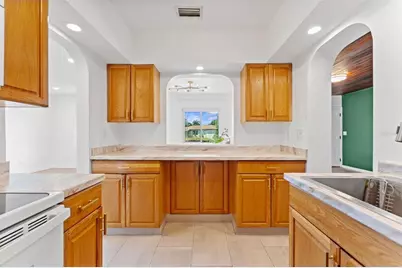 1419 Tyrone Boulevard N, Saint Petersburg, FL 33710 - Photo 8