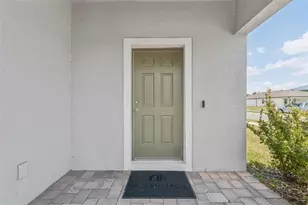 3047 Adams Cross Dr, Zephyrhills, FL 33540 - Photo 4