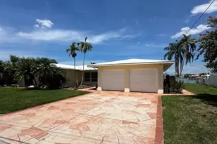 732 Pruitt Dr, Saint Petersburg, FL 33708 - Photo 4