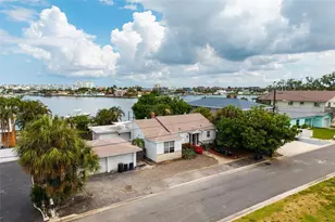216 Punta Vista Dr, Saint Pete Beach, FL 33706 - Photo 2
