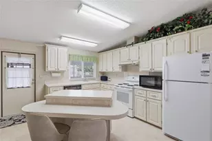 36642 Lakewood Dr, Zephyrhills, FL 33542 - Photo 6