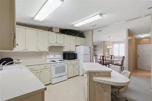 36642 Lakewood Dr, Zephyrhills, FL 33542 - Photo 4