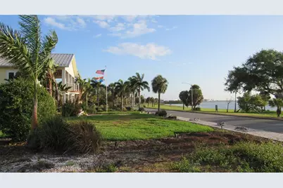 1817 Beach Drive SE, Saint Petersburg, FL 33705 - Photo 12