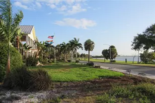 1817 Beach Dr SE, Saint Petersburg, FL 33705 - Photo 12