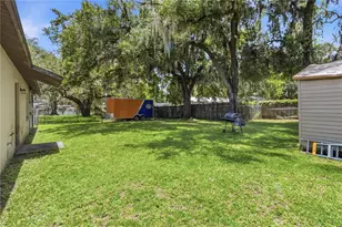 2113 Oakview Ln, Plant City, FL 33566 - Photo 2