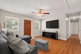 4419 Dolphin Dr, Tampa, FL 33617 - Photo 2