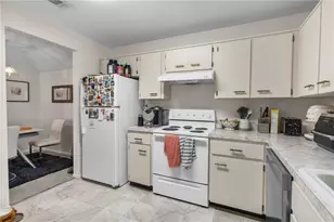 11942 Skylake Pl, Tampa, FL 33617 - Photo 8