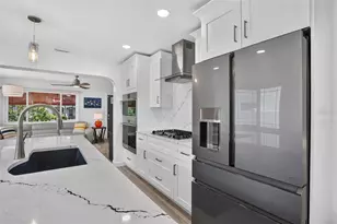 1201 15th St N, Saint Petersburg, FL 33705 - Photo 12