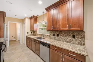 911 Woodcliff Ave, Tampa, FL 33613 - Photo 10