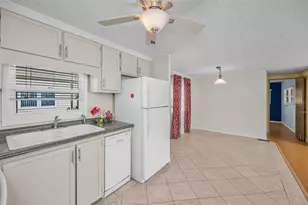 10539 Tahitian Ln, Largo, FL 33773 - Photo 14