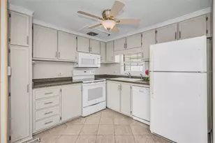 10539 Tahitian Ln, Largo, FL 33773 - Photo 12
