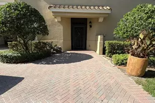 1425 Emerald Dunes Dr, Sun City Center, FL 33573 - Photo 4