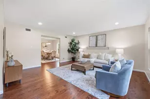 11007 Theresa Arbor Dr, Tampa, FL 33617 - Photo 8