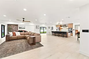 6241 Tanglewood Dr NE, Saint Petersburg, FL 33702 - Photo 2