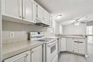 10607 Bay Hills Cir, Thonotosassa, FL 33592 - Photo 2