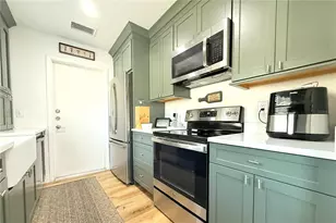 11861 Raintree Dr, Tampa, FL 33617 - Photo 8