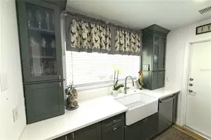11861 Raintree Dr, Tampa, FL 33617 - Photo 10