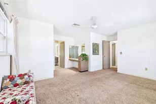 1067 44th Ave NE, Saint Petersburg, FL 33703 - Photo 12