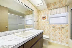 1067 44th Ave NE, Saint Petersburg, FL 33703 - Photo 18