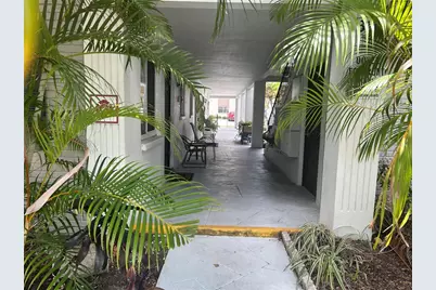 300 35th Avenue N #F8, Saint Petersburg, FL 33704 - Photo 2