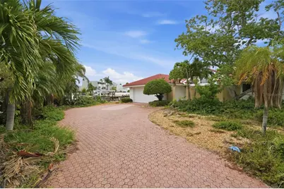 5810 Bahama Way S, Saint Pete Beach, FL 33706 - Photo 4